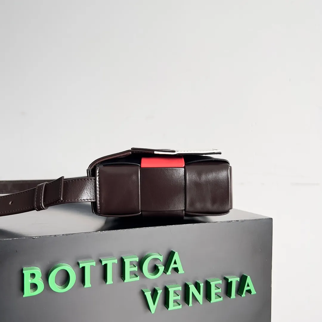 Batch 1880 BottegaVeneta new Cassette series men's fashion, colorful style trend‼ ️Macaron color matching Cassette's latest color check style is suitable for you who are leading the fashion 🌟 Braided Reverie, modern style and color ✨ Unisex, fashionable and practical, a must-have bag, easy to match with a high-end feel, very light weight, lazy and casual Style number: 667298 Size: 23*15*5cm